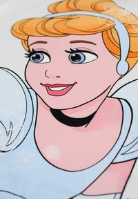 T-shirt cartoon avec un personnage souriant aux cheveux blonds, portant une robe bleue et un bandeau, sur un fond rose avec des accents floraux.