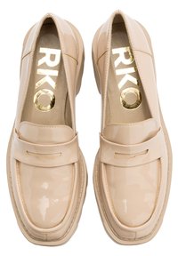 Beżowe lakierowane loafersy z okrągłym noskiem, złotymi akcentami i wytłoczonym logo na wkładce. Płaska, teksturowana gumowa podeszwa.
