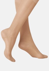 Beige transparente Strumpfhosen mit glatter Textur, verstärkten Zehen und einem bequemen Sitz, auf einem weißen Hintergrund platziert.