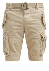 Shorts cargo beige avec plusieurs poches boutonnées et une ceinture assortie en tissu avec une boucle métallique.