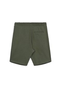 Shorts en coton vert foncé avec une taille élastique, dotés d'une poche arrière, d'une texture lisse, et d'une coupe arrivant au genou.