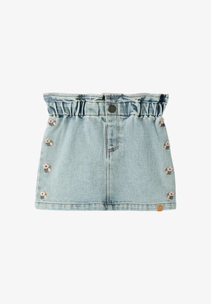 Jupe en denim bleu clair avec une taille froncée, présentant une broderie florale sur le devant et une petite étiquette de marque en bas à droite.
