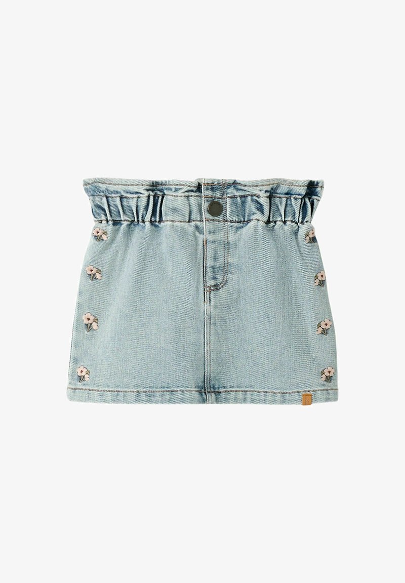 Svijetloplavi traper suknja s nabranim strukom, koja s prednje strane ima cvjetni vez i malu oznaku branda na donjem desnom kutu.