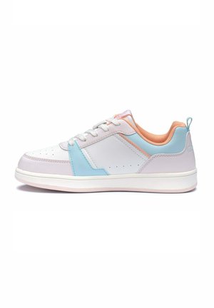 Lage sneaker met witte basis, pastelblauwe en roze accenten, witte veters en perzikkleurige binnenvoering, gezien vanaf de zijkant op een witte achtergrond.