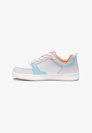 Lage sneaker met witte basis, pastelblauwe en roze accenten, witte veters en perzikkleurige binnenvoering, gezien vanaf de zijkant op een witte achtergrond.