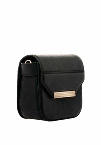 Zwarte neplederen handtas met een klep sluiting en een gouden metalen accent aan de voorkant. Vierkante vorm, gladde textuur en minimalistisch ontwerp.