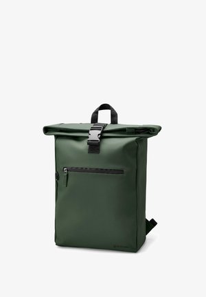 Tummanvihreä käärittävä reppu, jossa edessä vetoketjullinen tasku, musta solkikiinnitys ja yläosassa kantokahva, seisoo pystyasennossa valkoisella taustalla.