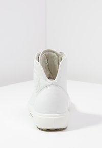 Weiße High-Top-Sneaker aus Leder mit strukturiertem Finish, gepolstertem Knöchelkragen und runder Logo-Akzent an der Seite. Leichte Sohle.
