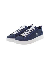 Marineblaue Sneakers mit einem strukturierten Obermaterial, weißen Schnürsenkeln und Gummisohle; mit Logo an der Seite und einer kontrastierenden Fersenlasche.
