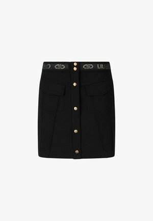 Schwarzer Rock mit Knopfleiste, zwei großen vorderen Taschen und einem dekorativen Taillenbund mit metallischem Akzent.