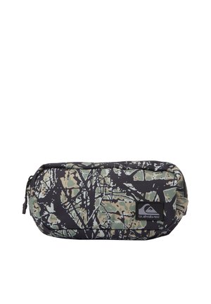 Tarnfarbener Stiftetui mit Reißverschluss in Schwarz, Grün und Beige, ausgestattet mit einem strukturierten Stoff und einem Logopatch auf der Vorderseite.