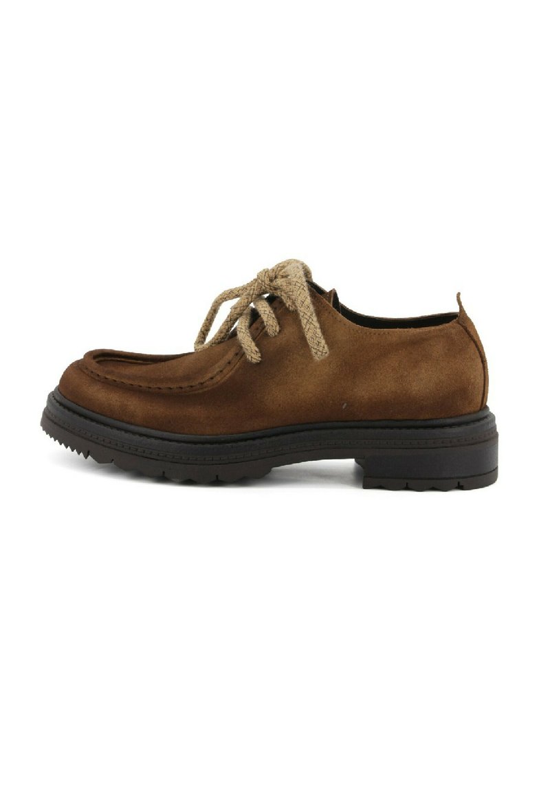Scarpa in suede marrone con punta arrotondata, caratterizzata da una superficie texturizzata, una suola nera spessa e lacci in materiale beige.