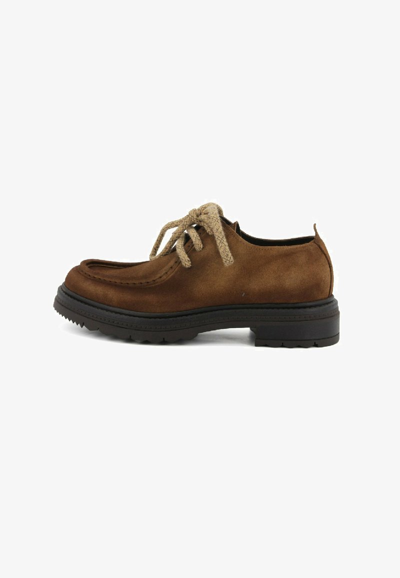 Scarpa in suede marrone con punta arrotondata, caratterizzata da una superficie texturizzata, una suola nera spessa e lacci in materiale beige.