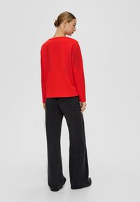 s.Oliver MIT MUSTERSTRUKTUR - Sweater - rot