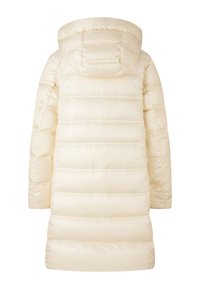 Długa, kremowa kurtka puchowa z poziomym pikowaniem, przyszytym kapturem i subtelnym logo "BOGNER" na tylnej części kaptura.