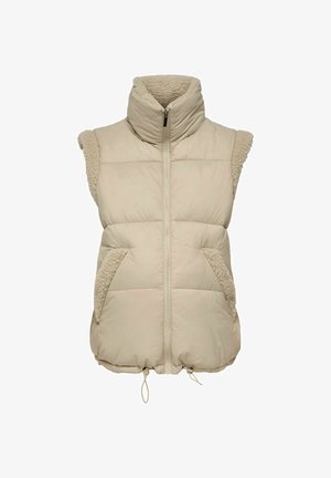 Bež bezrukavna puhasta prsluk s visokim ovratnikom, zatvaranjem na patentni zatvarač i teksturiranim detaljima od shearlinga na ramenima i džepovima. Detalj s vezicom na rubu.