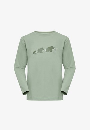 Lange mouw, lichtgroene T-shirt van katoen met een grafisch ontwerp van drie mammoeten in donkergroen, netjes in een lijn over de borst geplaatst.