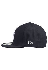 Cappellino da baseball nero con visiera piatta, con logo ricamato bianco sul davanti e logo New Era sul lato.