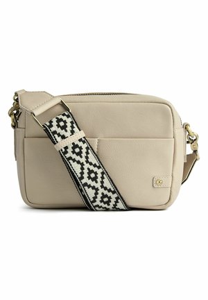 Beige leren schoudertas met zwart-wit gestreepte riem, ritssluiting aan de bovenkant, voorzak en details in goudkleurige hardware.