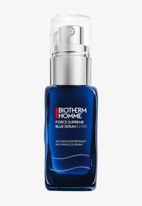 Blå glassflaske med en sølv pumpe-dispenser. Etiketten inkluderer "Biotherm Homme" og "Force Supreme Blue Serum" i røde og hvite bokstaver.