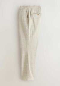 Beige maßgeschneiderte Hose mit dezentem Karomuster, rückwärtiger Leistentasche mit Knopfverschluss und flacher Vorderseite vor neutralem Hintergrund.