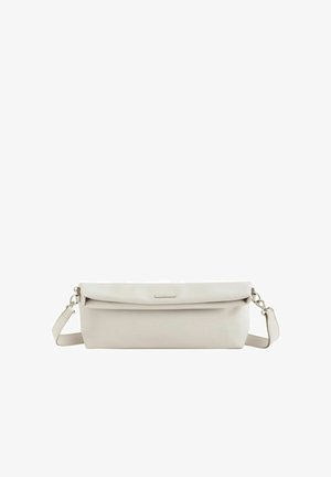Rechteckige beige Lederclutch mit Klappverschluss und abnehmbarem Riemen mit silberner Beschläge auf weißem Hintergrund.