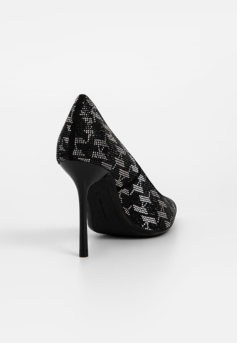 Chaussure noire à talon haut avec un bout pointu, ornée de sequins argentés en forme d'étoile, dotée d'un talon aiguille élégant et d'une texture lisse.