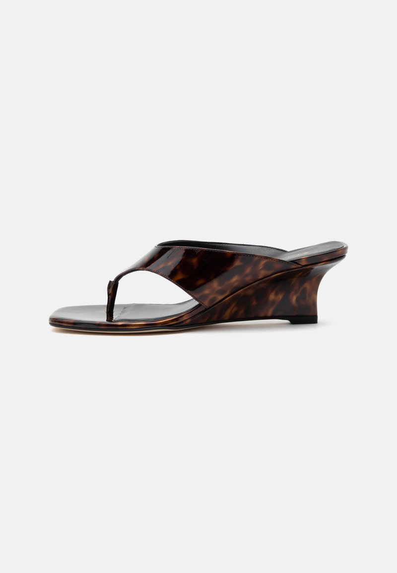 Sandale à talon compensé pour femme avec motif écaille, bout ouvert et bride entre les orteils, vue de profil sur fond blanc.