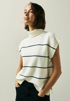 Weißer Pullover mit kurzen Ärmeln und hohem Kragen, versehen mit schwarzen horizontalen Streifen. Der Stoff wirkt weich und an den Rändern gerippt.