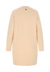 Beige neulemekko, jossa on pitkät hihat, pyöreä pääntie ja nappidetali takana. Silkkinen tekstuuri ja rento istuvuus.