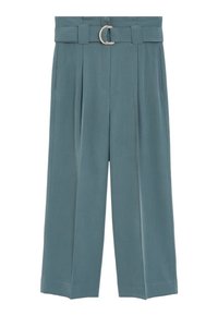 Pantalons à jambes larges en tissu bleu canard doux, avec une taille haute, des plis marqués et un détail de boucle métallique circulaire sur la ceinture.