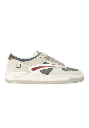 Zapatilla baja con ante beige, paneles de malla gris, suela blanca y acento rojo en el lateral, mostrada sobre fondo blanco.