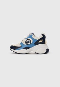 Sneaker in camoscio bianco, blu navy e azzurro chiaro con suola spessa e logo ricamato circolare sul lato.