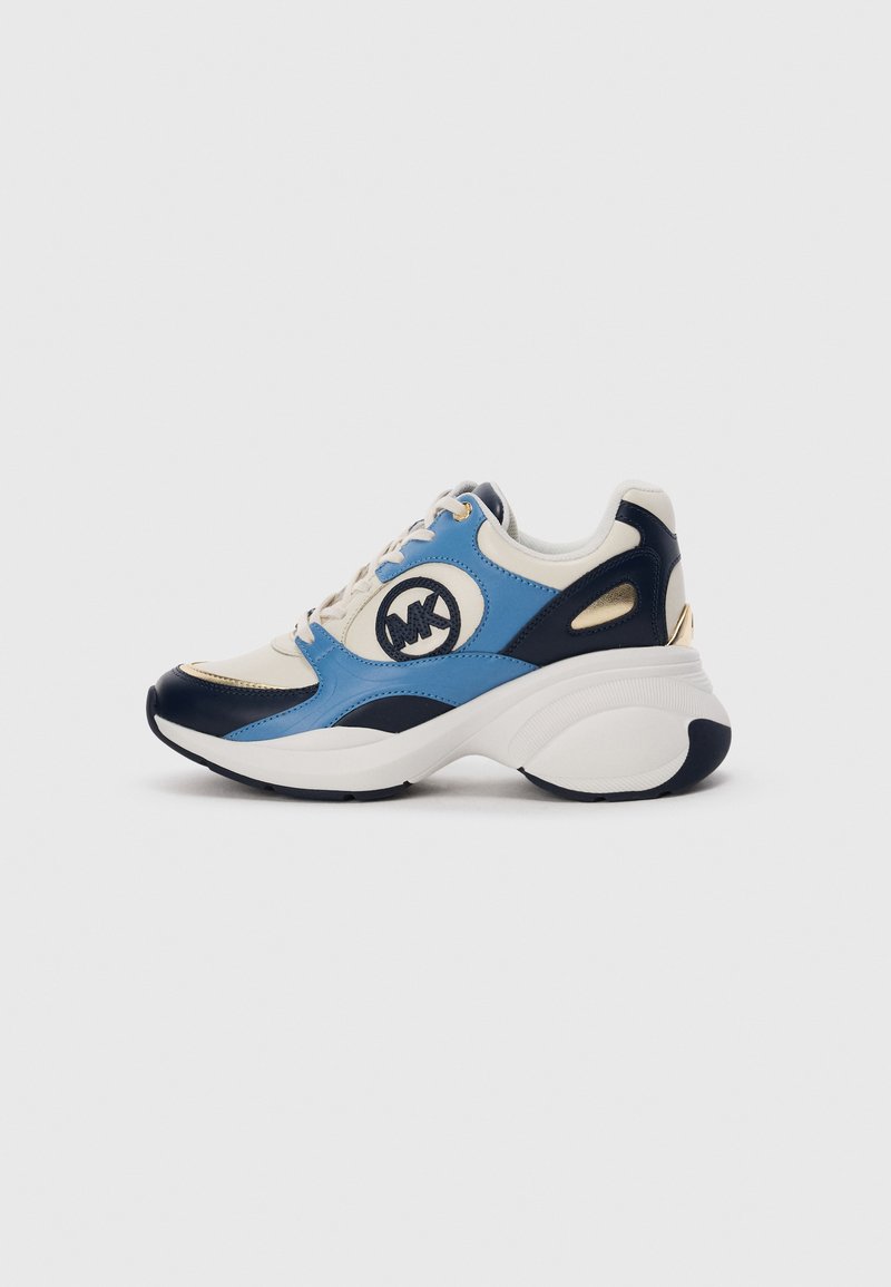 Sneaker in camoscio bianco, blu navy e azzurro chiaro con suola spessa e logo ricamato circolare sul lato.