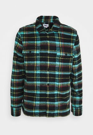 Czarna koszula w kratę z turkusowymi, żółtymi i czerwonymi liniami, z kieszeniami na piersi zapinanymi na guziki oraz kołnierzykiem.