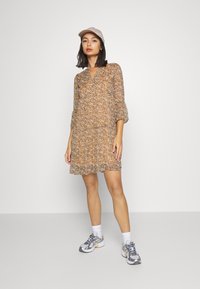 Vero Moda Petite VMKAY 3/4 SHORT DRESS - Vestido de dia - tan