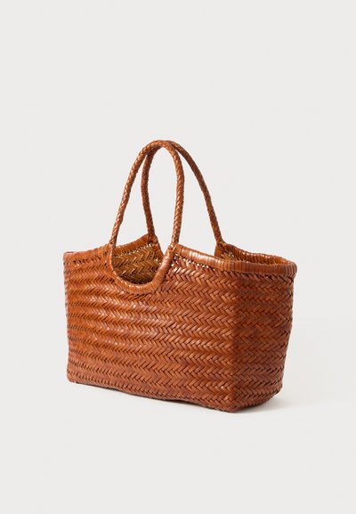 Τσάντα ώμου από πλεγμένο δέρμα σε πλούσιο καφέ χρώμα με δύο χερούλια, διαθέτοντας παραλληλόγραμμο σχήμα και ανοιχτό σχέδιο.