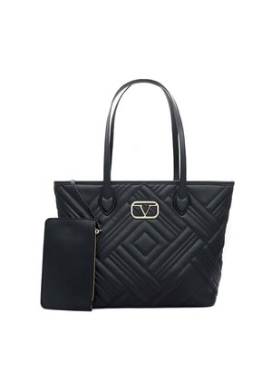 Borsa tote nera trapuntata con doppi manici, caratterizzata da un accentuato rettangolo in hardware dorato. Include una pochette nera con zip removibile.