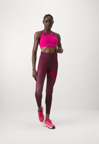 Stronger SHAPING CUT OUT BRA - Športni modrček s srednjo podporo - granita