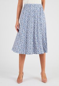 Jupe évasée en tissu bleu avec un motif géométrique aux accents blancs et roses. Dotée d'une taille élastique et d'une longueur au genou.