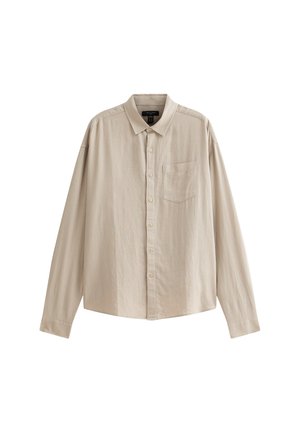 Camisa de manga larga beige hecha de tejido ligero, con cuello estándar, cierre de botones en la parte delantera y un bolsillo en el pecho. Textura suave y corte relajado.