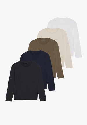 Cinq chemises à manches longues dans un dégradé de couleurs : bleu marine foncé, bleu marine, vert olive, beige et blanc. Chacune a un col rond et une texture lisse.