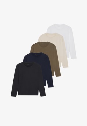 Cinq chemises à manches longues dans un dégradé de couleurs : bleu marine foncé, bleu marine, vert olive, beige et blanc. Chacune a un col rond et une texture lisse.