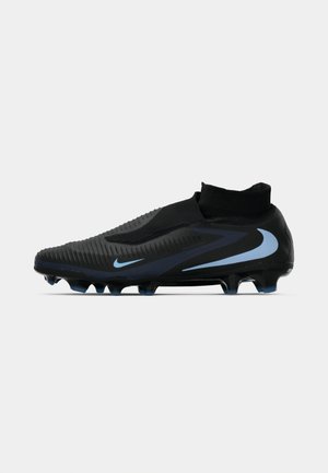 Scarpa da calcio nera con collare alto, superficie testurizzata e logo Nike di colore azzurro chiaro sui lati e sui tacchetti della suola.