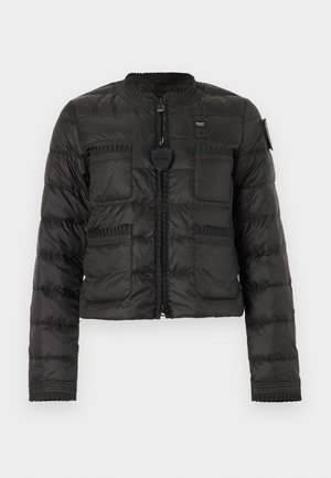 Svart quiltet dunjakke med fire frontlommer, ribbekanter og glidelås foran med rund glidelåstrekk.