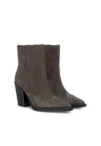 Botas de tobillo de ante gris con un alto tacón cuadrado, que presentan un diseño ondulado y detalles de tachuelas en la puntera. Textura suave y forma puntiaguda.