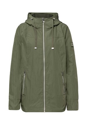 Veste légère à capuche de couleur vert olive avec fermeture éclair à l'avant, deux poches zippées, capuche ajustable avec cordon de serrage et détail de patch sur la manche.