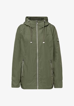 Veste légère à capuche de couleur vert olive avec fermeture éclair à l'avant, deux poches zippées, capuche ajustable avec cordon de serrage et détail de patch sur la manche.