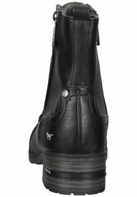 Stivale alla caviglia in pelle nera con chiusura a zip, punta arrotondata e tacco testurizzato. Presenta un piccolo logo di cavallo e dettagli metallici.