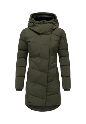 Jachetă puffer de culoare verde măslin, cu glugă, dotată cu un fermoar diagonal în față, manșete ribbate și un finisaj texturat. Lungimea ajunge până la mijlocul coapsei.